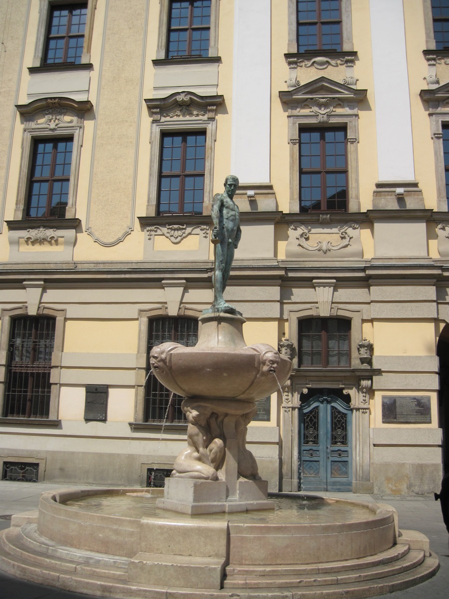 57-Breslavia-Fontana SZERMIERZ con la statua della figura di uno spadaccino, nei pressi dell'Università